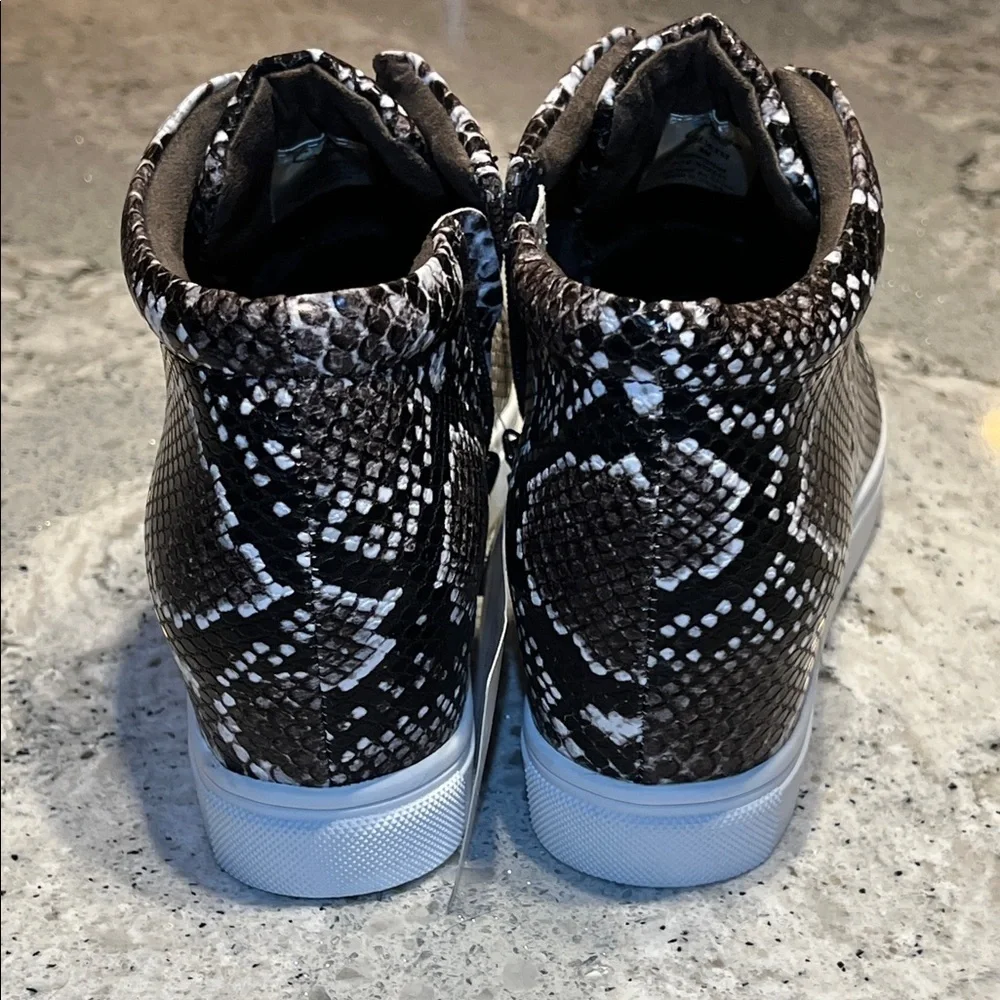 Aqua College Waterproof Snake Print Sneakers Size 8